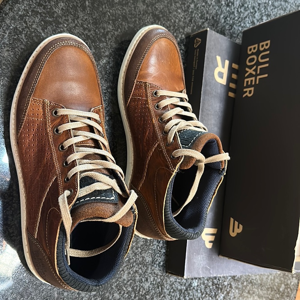 Mens Leather high top sneaker. Tan with brown accent, rubber sole. Size 8